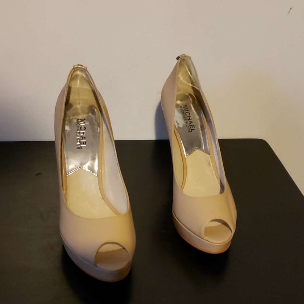Peep toe shoe